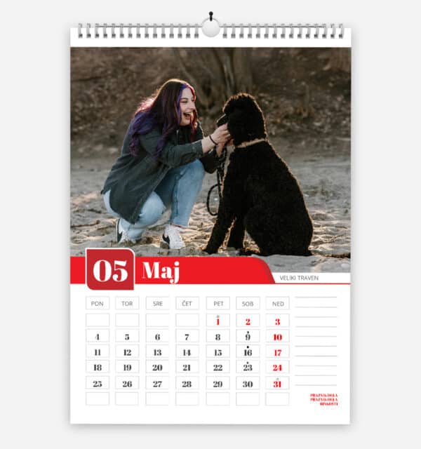 Stenski koledar s fotografijami.
