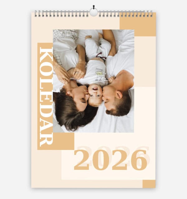 Stenski koledar s fotografijami.